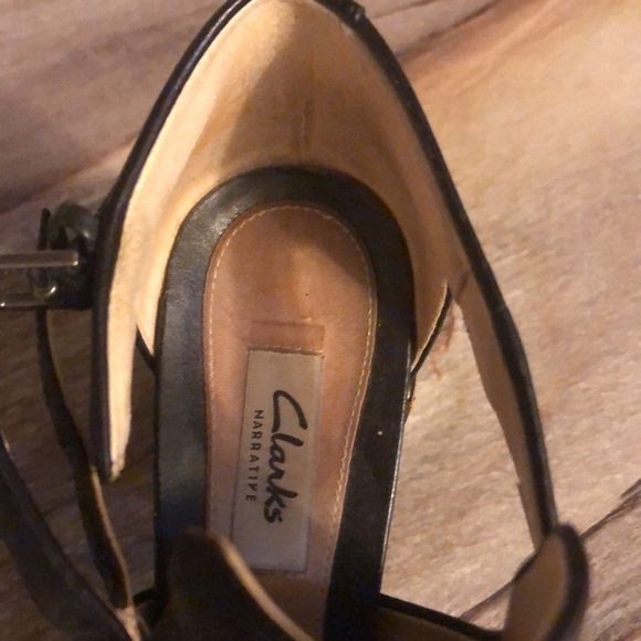 Pebbled leather, cut out, buckle shoe by Clarkes - Picture 6 of 7